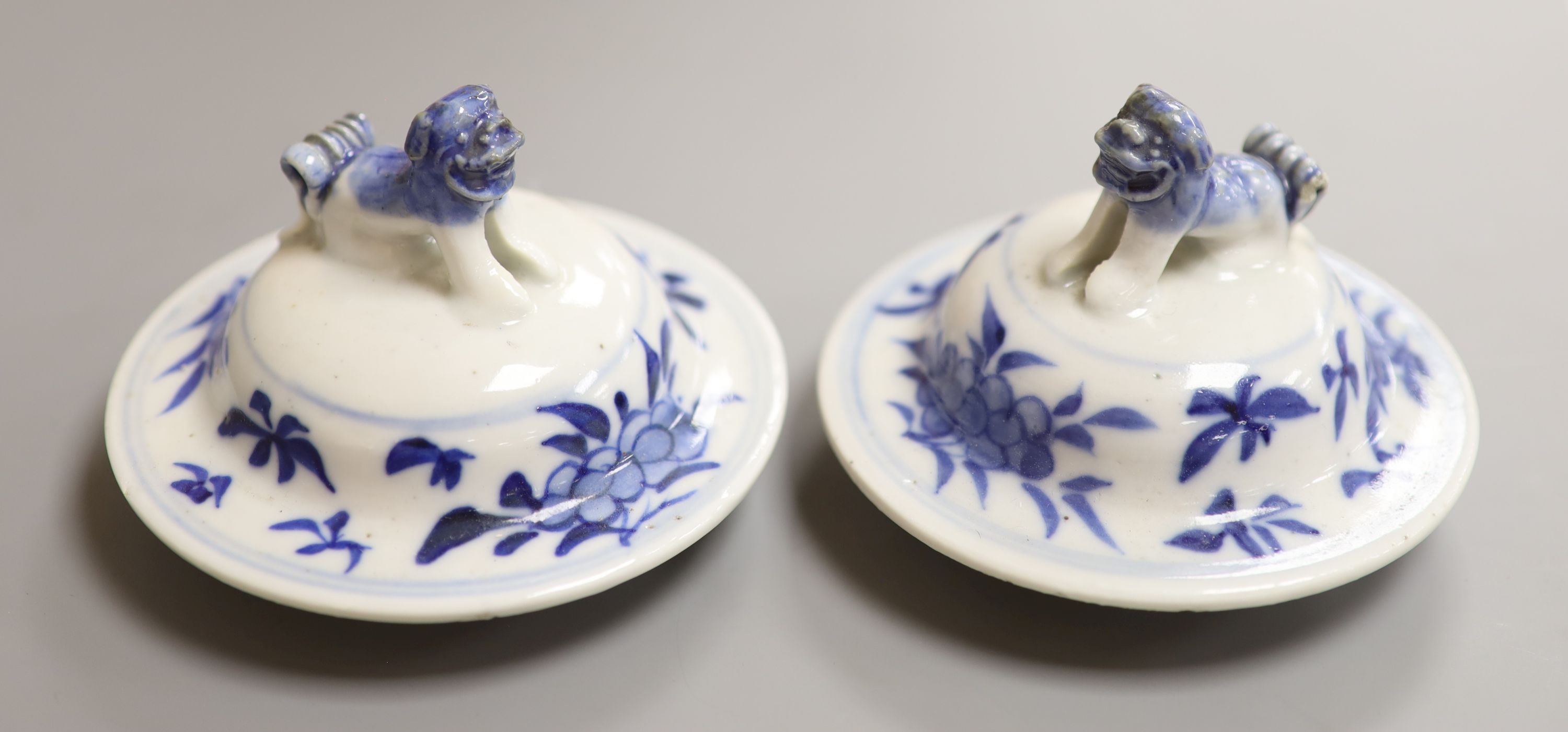 A pair of 19th century Chinese blue and white vase covers, diameter 10cm